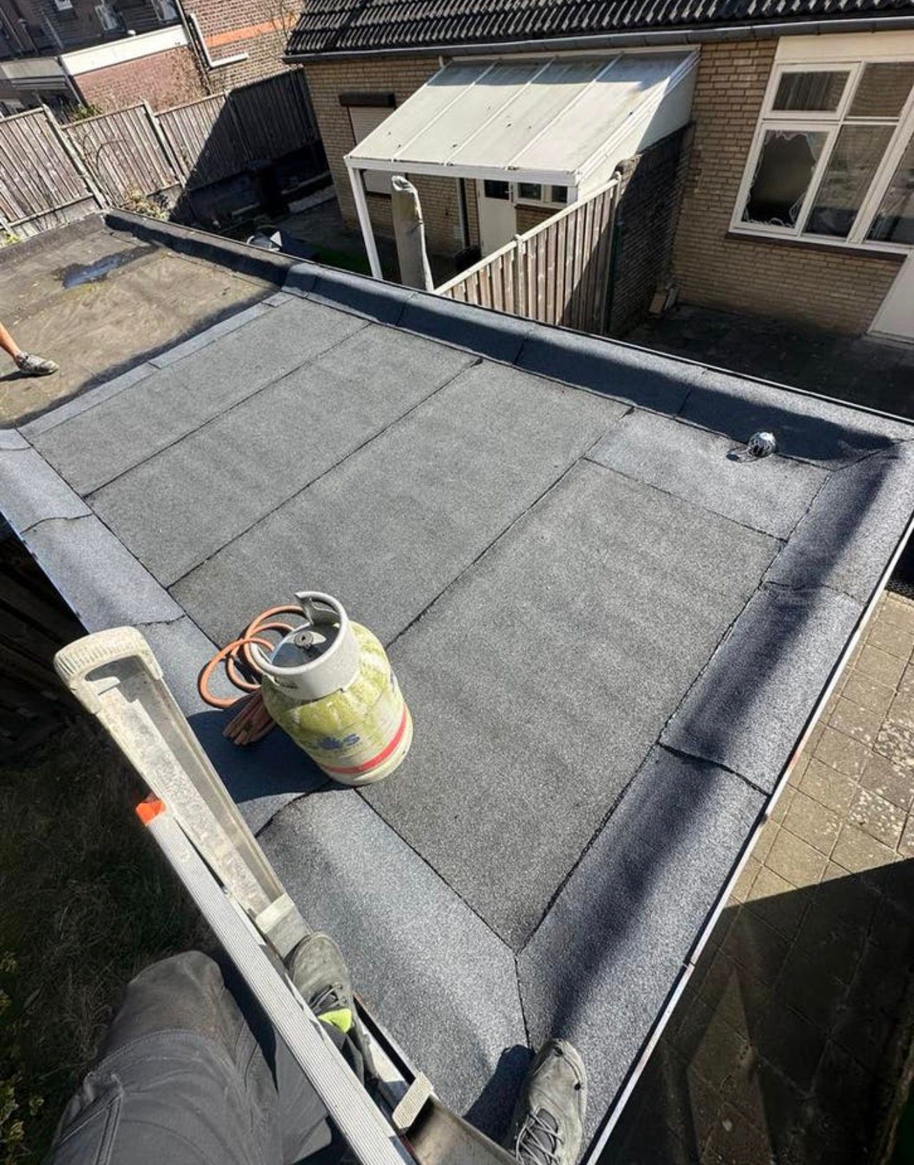 Bitumen plat dak aanleg met gasbrander door Adams Daktechniek in Heerlen — twee laags bitumen