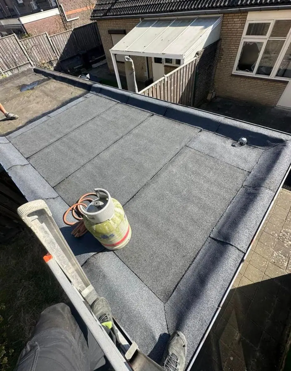 Bitumen plat dak aanleg met gasbrander door Adams Daktechniek in Heerlen — twee laags bitumen