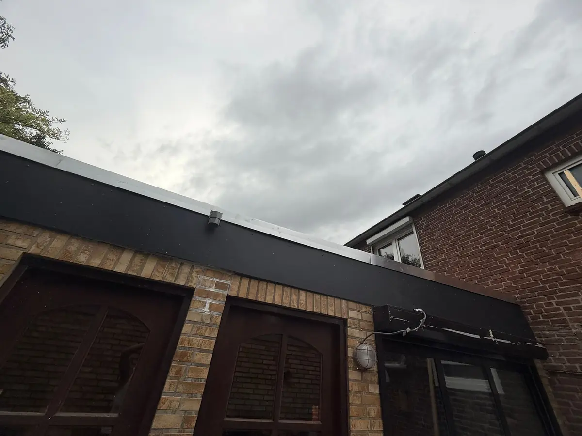 Detailafwerking van boeiborden en dakrand