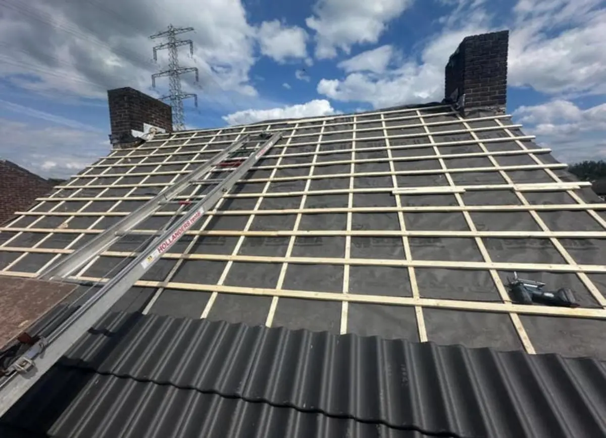 Pannendak met tengels en panlatten tijdens renovatie