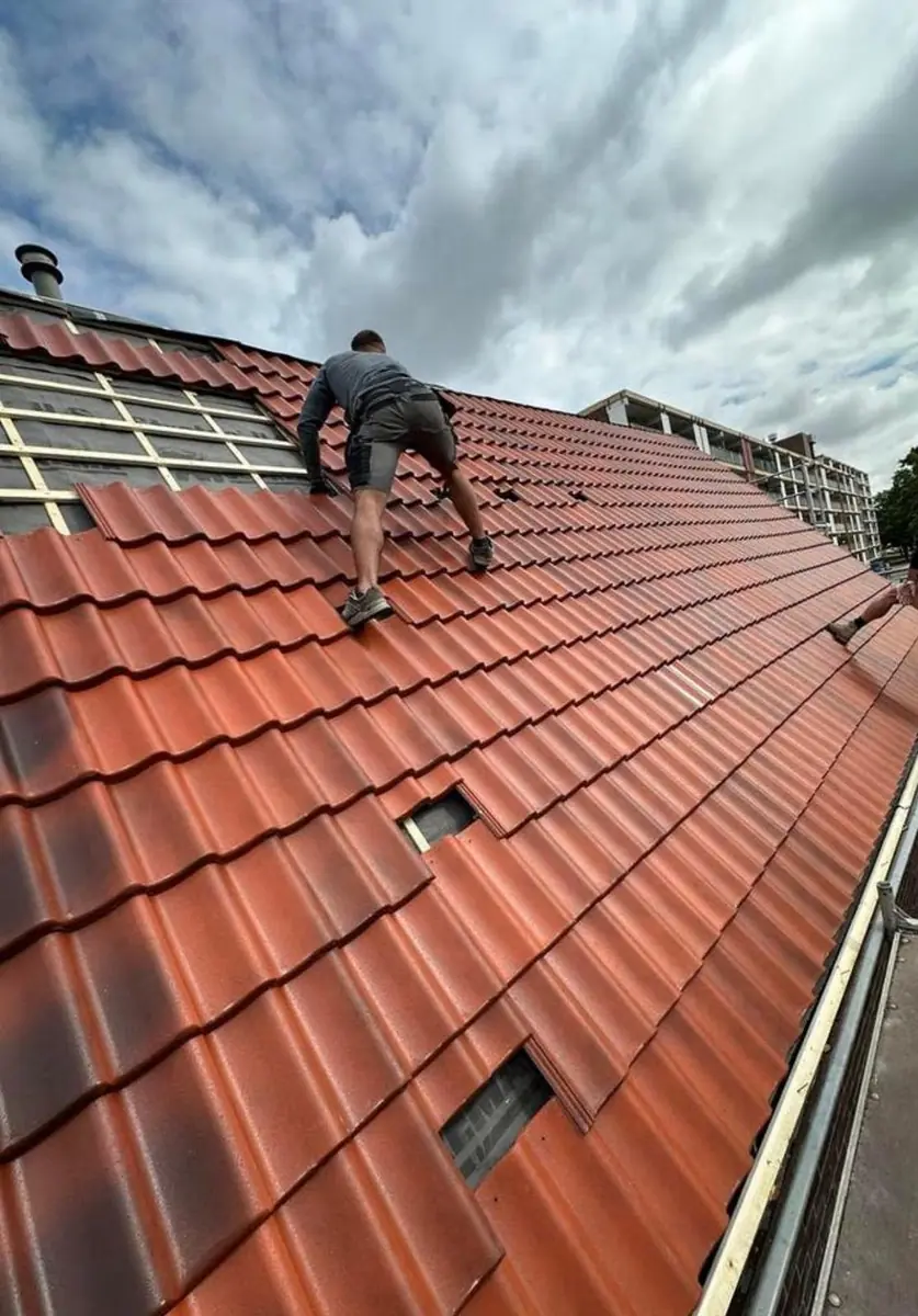 Dakdekker Adams Daktechniek aan het werk op pannendak in Heerlen — pannenvervanging