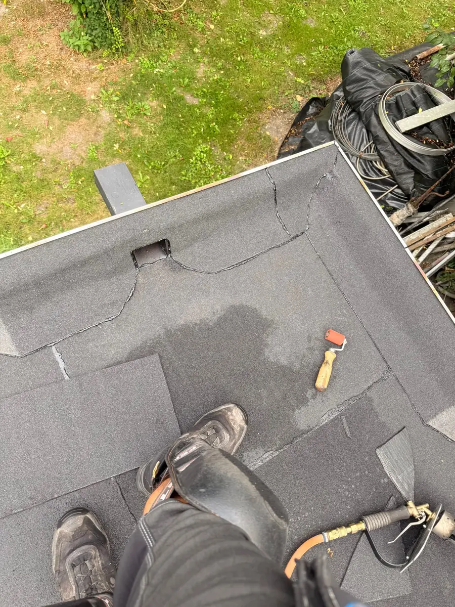Herstelwerk aan een bitumen plat dak