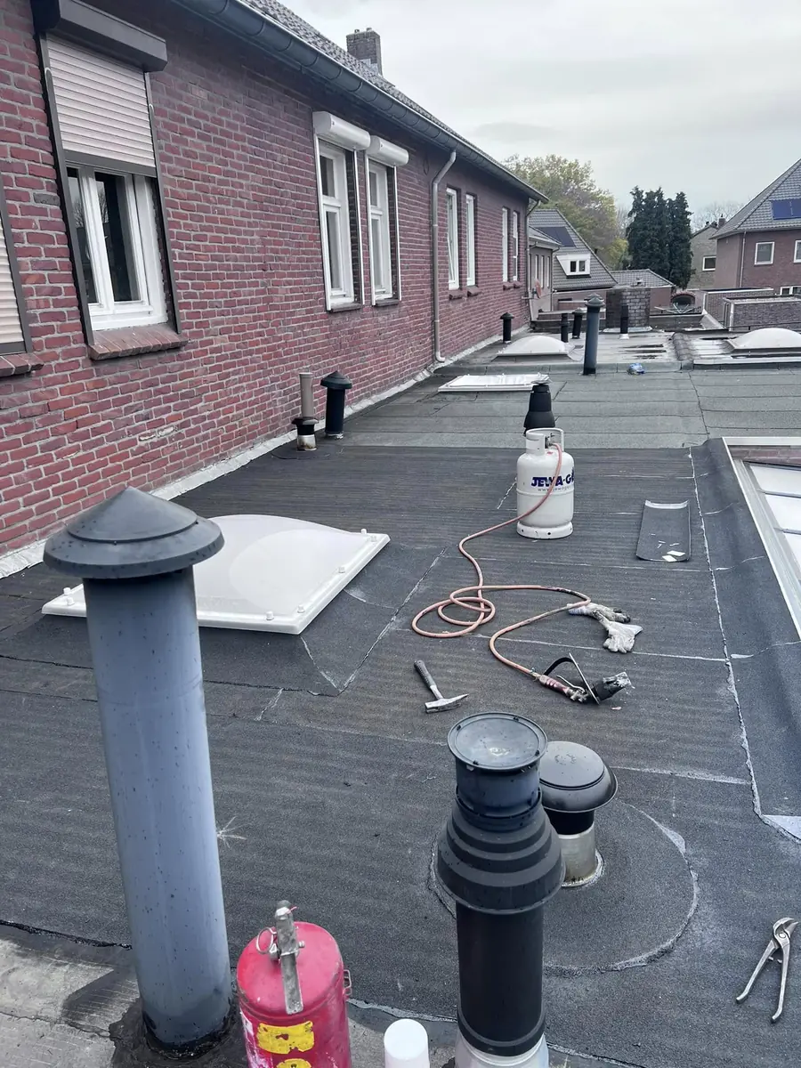 Plat dak met dakkoepels en strakke dakrandafwerking