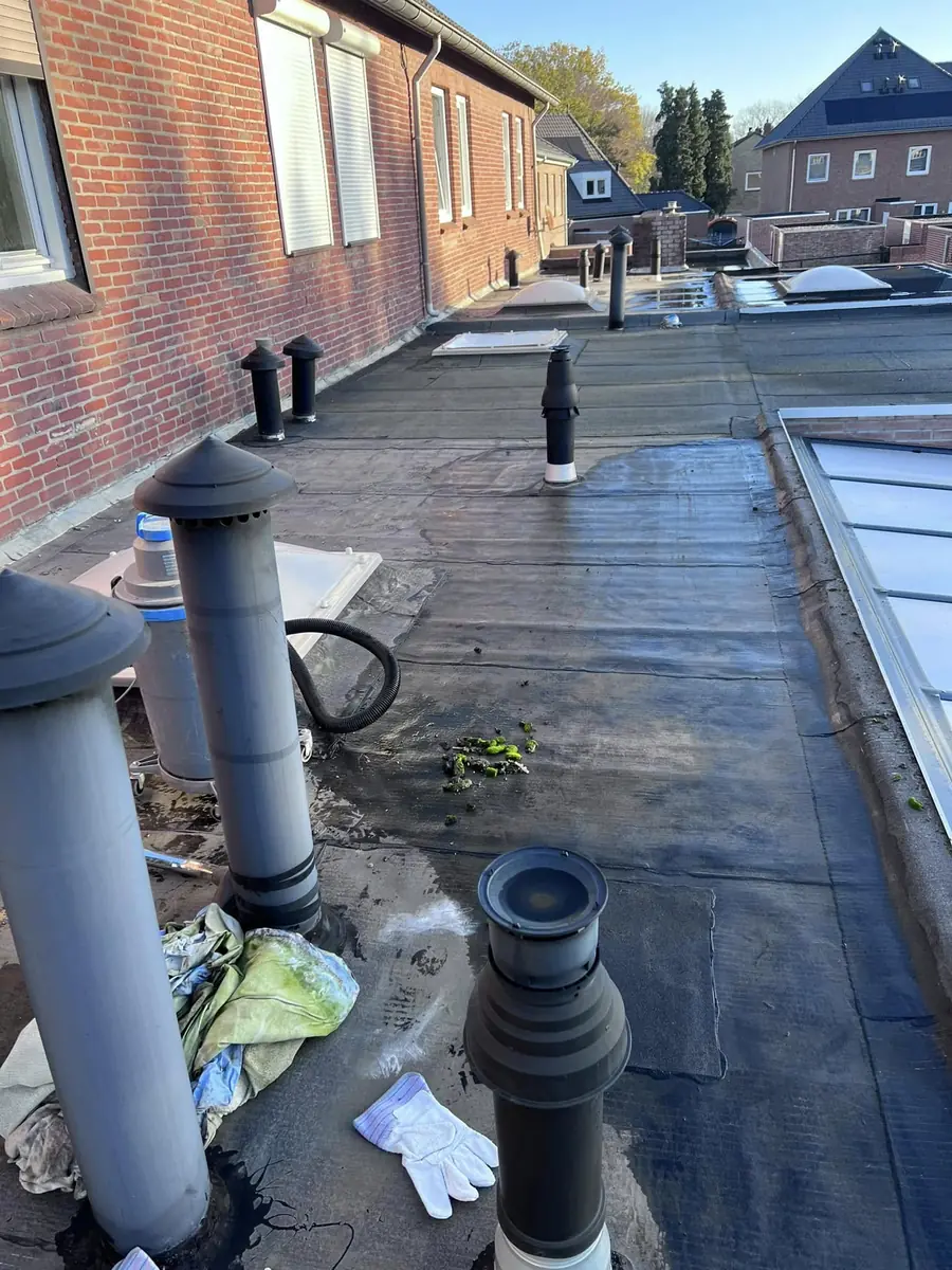 Plat dak met ontluchtingen en nette aansluitingen