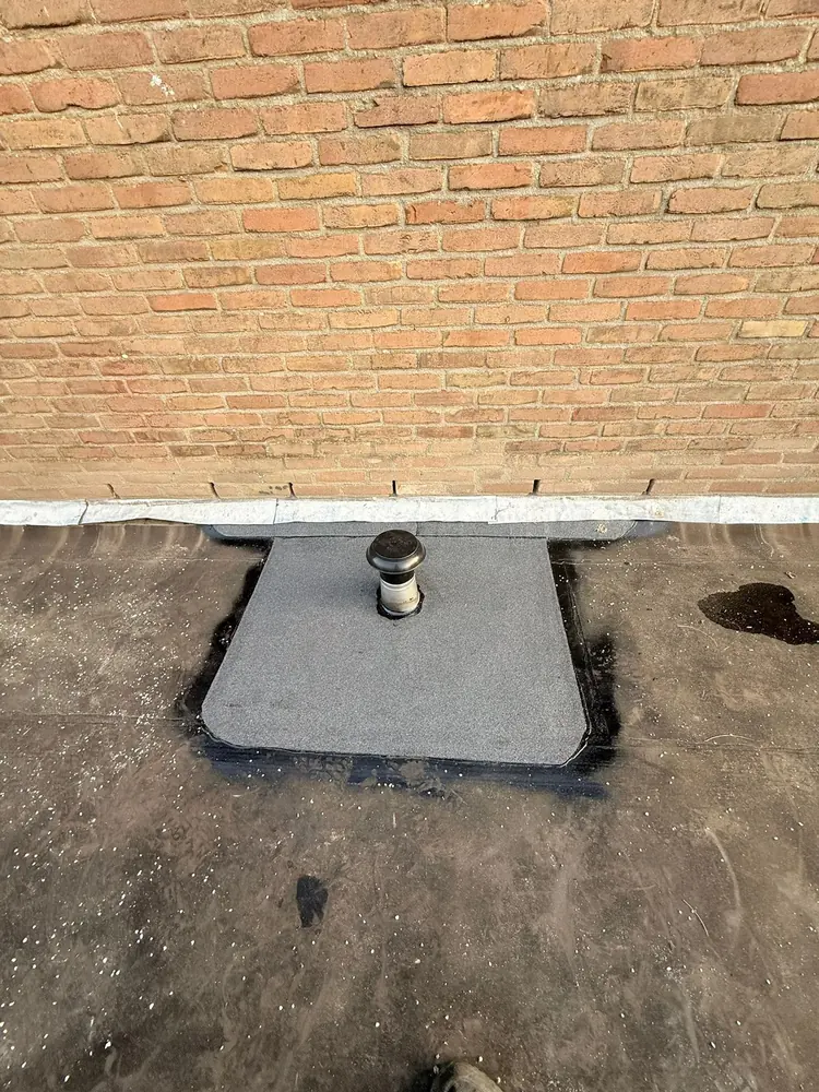 Dakdoorvoeren geplaatst op plat dak in Simpelveld, uitgevoerd door Adams Daktechniek