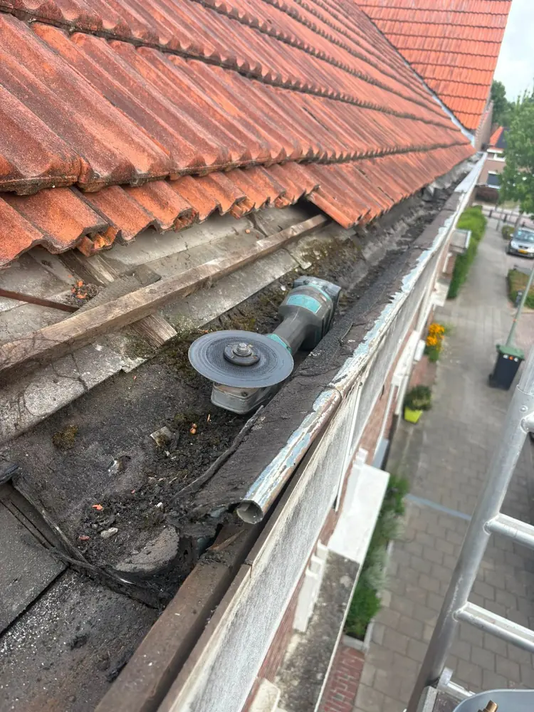 Nieuwe zinken dakgoot in Brunssum, uitgevoerd door Adams Daktechniek