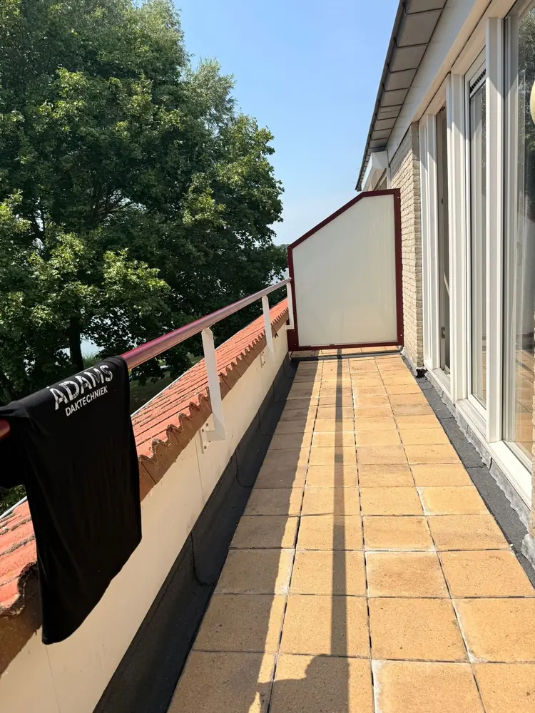 Vernieuwd dakterras in Heel: nieuwe dakbedekking met tegels op 80 mm PIR-isolatie, door Adams Daktechniek