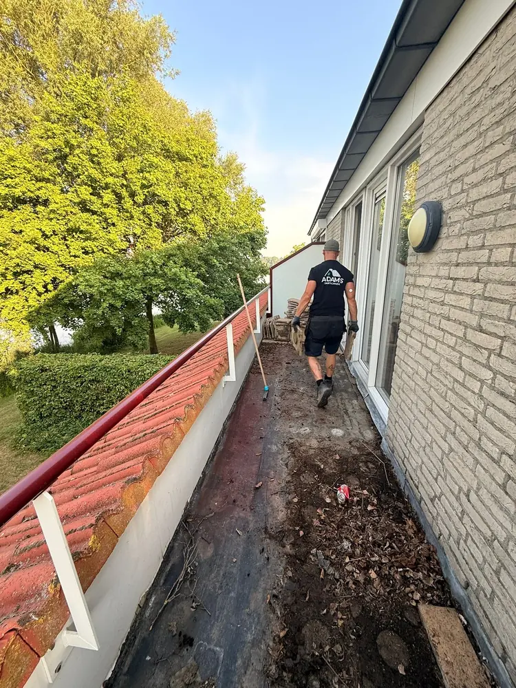 Oude dakbedekking van het dakterras in Heel verwijderd, klaar voor isolatie