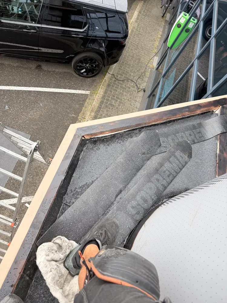 Dakafvoer van de luifel ingebrand met 470K24 bitumen
