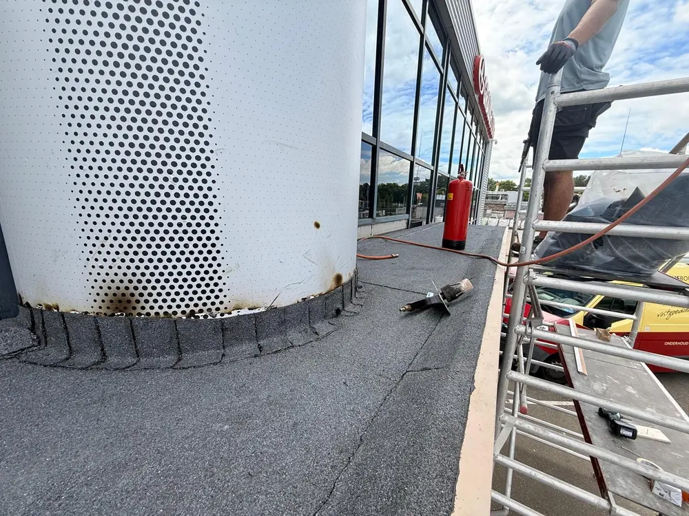 Dakvlak van de luifel met 470K24 bitumen en dakafvoer