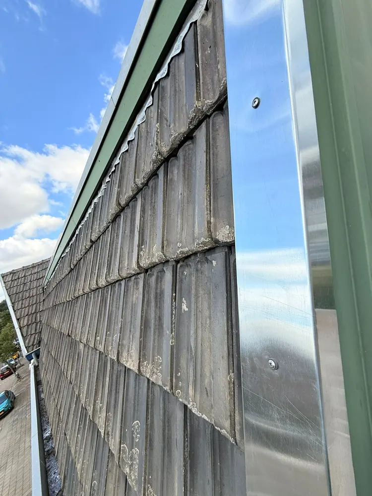 Nieuwe zinken windveer in Schinveld, uitgevoerd door Adams Daktechniek