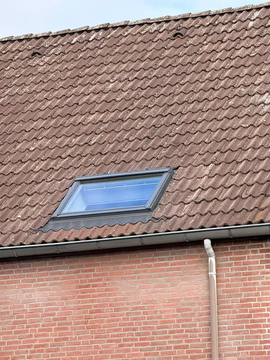 VELUX dakraam plaatsing op pannendak in Heerlen — Adams Daktechniek vakkundige montage