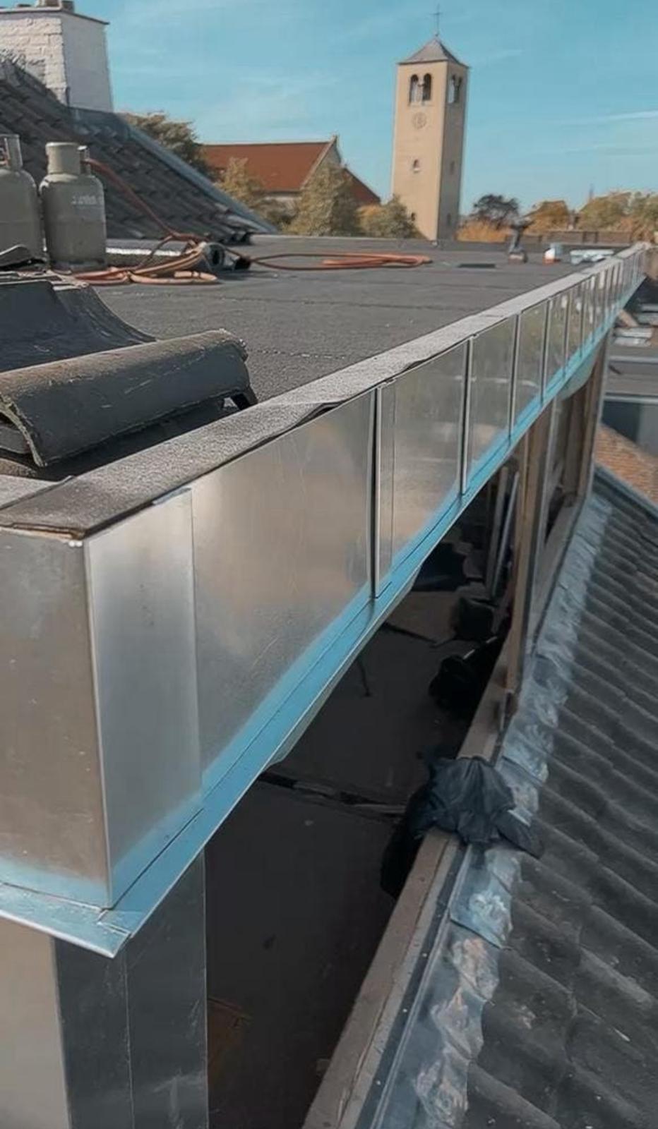Zinken daktrim en boeiboord vakkundig aangebracht door Adams Daktechniek in Limburg — strak afgewerkt zinkwerk