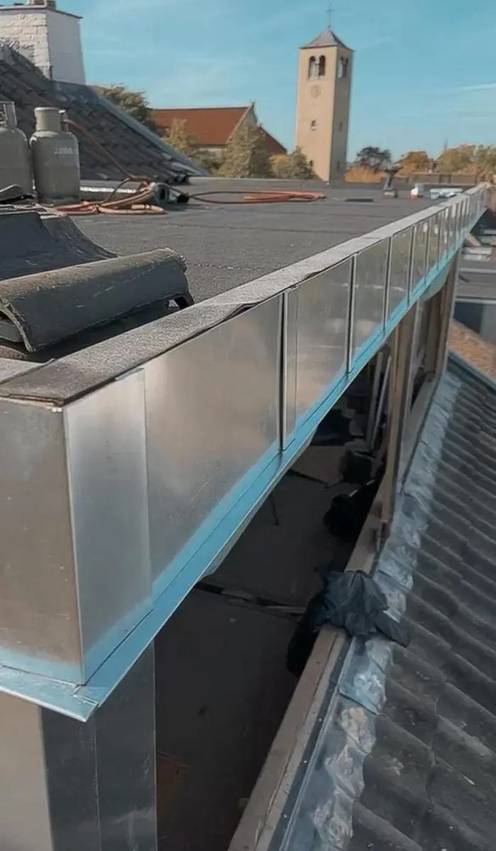 Zinken daktrim en boeiboord vakkundig aangebracht door Adams Daktechniek in Limburg — strak afgewerkt zinkwerk